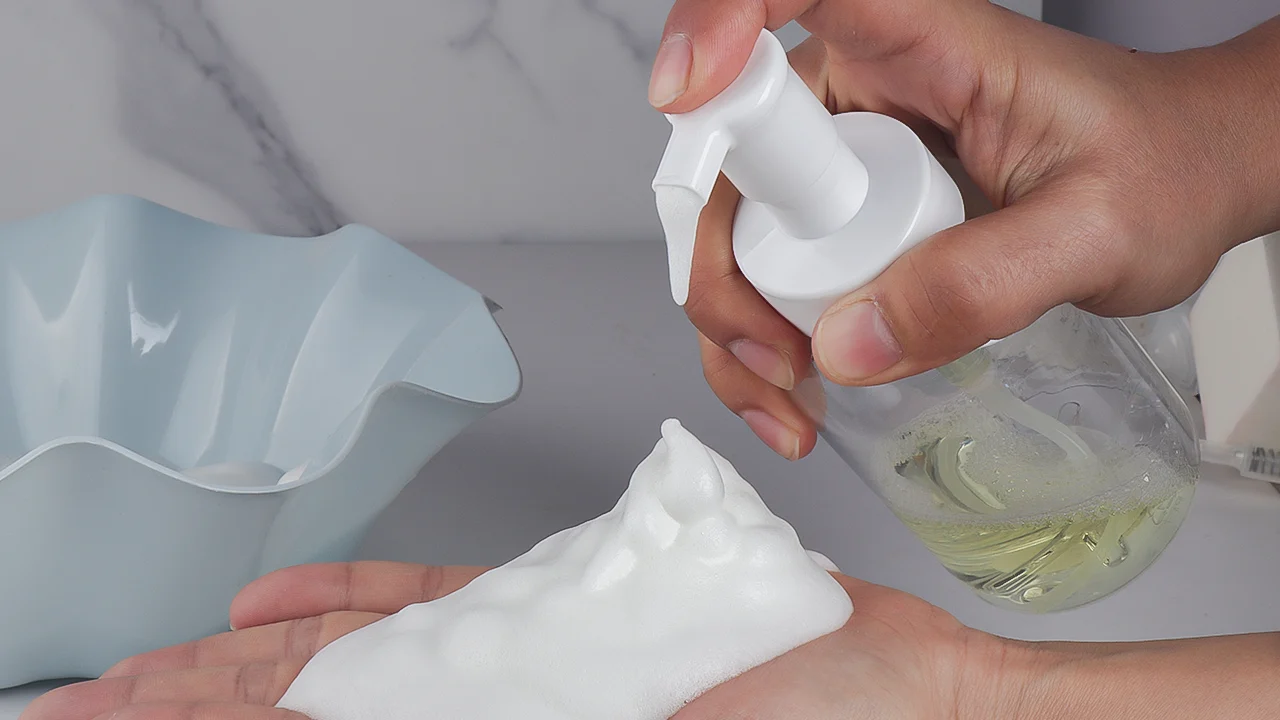 Fine foam pump dispenser
